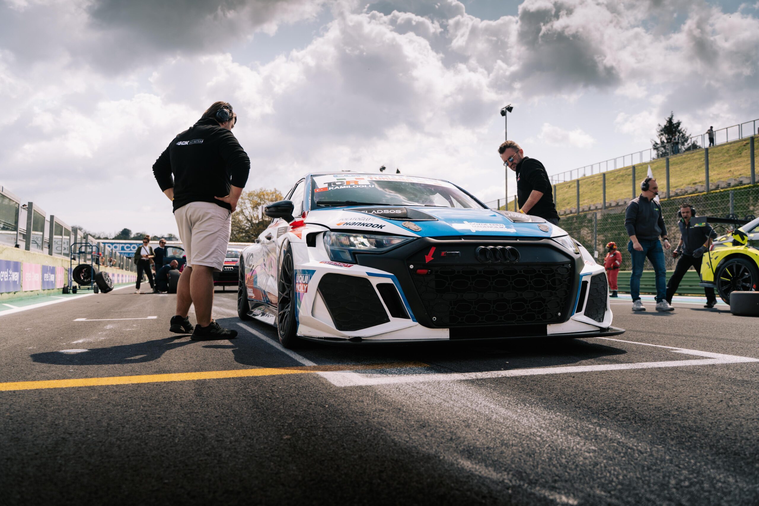 Koray Kamiloğlu: Pistlerin Parlayan Yıldızı, Markaların Güçlü Ortağı